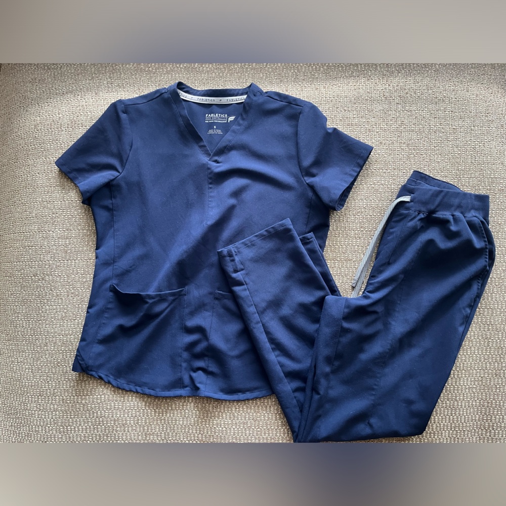 Fabletics Navy Method 2-Pocket Scrub Top and Ion 3-Pocket Scrub Pant